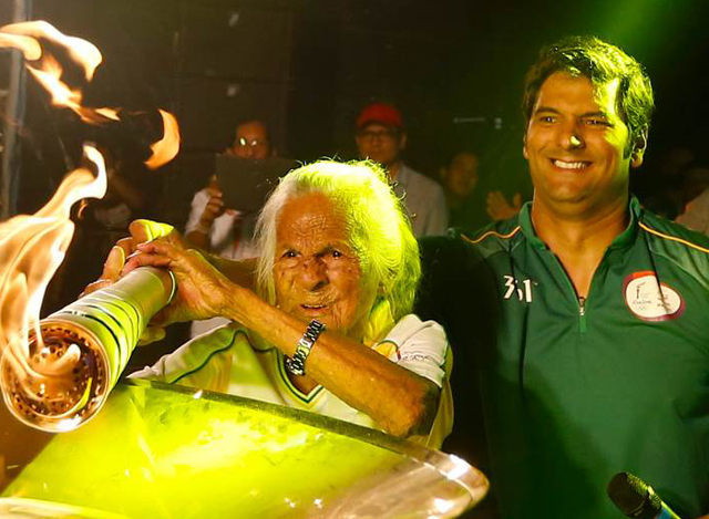 အသက်အကြီးဆုံးအိုလံပစ်မီးရှူးတိုင် သယ်ဆောင်သူ အဖွားအို Aida Gemanque အားတွေ့ရစဉ် (ဓာတ်ပုံ-အင်တာနက်)