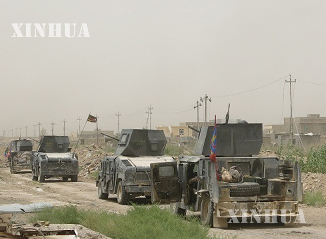 အီရတ်စစ်တပ်မှ တင့်ကားများ Fallujah မြို့ထဲ ဝင်ရောက်လာစဉ် (ဆင်ဟွာ)