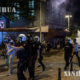 တူရကီဆန္ဒပြသူများ နှင့် လုံခြုံရေးတပ်ဖွဲ့ဝင်များ ထိပ်တိုက်တွေ့နေကြစဉ် (ဆင်ဟွာ)
