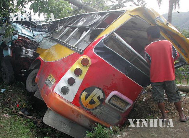 ၂၀၁၃ခုနှစ် ဇန်နဝါရီ ၁၇ ရက်တွင် ဗီယက်နမ်၌ ဖြစ်ပွားခဲ့သည့် ယာဉ်တိုက်မှု တစ်ခုအား တွေ့ရစဉ် (ဆင်ဟွာ)