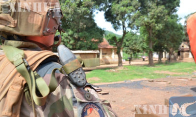 ကုလငြိမ်းချမ်းမှု ထိန်းသိမ်းရေး တပ်ဖွဲ့ဝင်တစ်ဦး အာဖရိက အလယ်ပိုင်းနိုင်ငံ Bangui မြို့တွင် ကင်းလှည့် နေသည်ကို ၂ဝ၁၅ ခုနှစ် မေလ ၂ဝ ရက်တွင် တွေ့ရစဉ် (ဆင်ဟွာ)