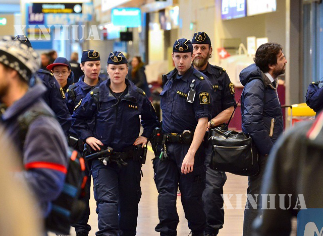 ၂ဝ၁၆ ခုနှစ် မတ်လ ၂၂ ရက်က ဆွီဒင်နိုင်ငံ ဘရပ်ဆဲလ် လေဆိပ် တိုက်ခိုက်ခံရပြီးနောက် လုံခြုံရေးတပ်ဖွဲ့ဝင်များ ကင်းလှည့်နေစဉ် (ဆင်ဟွာ)