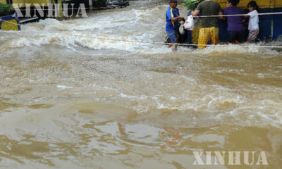အင်ဒိုနီးရှားနိုင်ငံတွင် ဖြစ်ပွားခဲ့သည့် ရေကြီးမှု တစ်ခု အား တွေ့ရစဉ် (ဆင်ဟွာ)