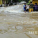 အင်ဒိုနီးရှားနိုင်ငံတွင် ဖြစ်ပွားခဲ့သည့် ရေကြီးမှု တစ်ခု အား တွေ့ရစဉ် (ဆင်ဟွာ)
