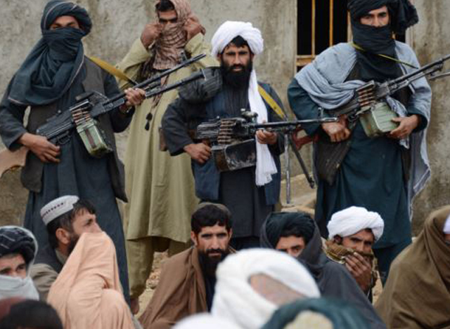 တာလီဘန် စစ်သွေးကြွများအား ဖမ်းဆီးထားသည့် ဓားစာခံများနှင့် မေလကုန်ပိုင်းက တွေ့ရစဉ် (ဓာတ်ပုံ- အင်တာနက်)
