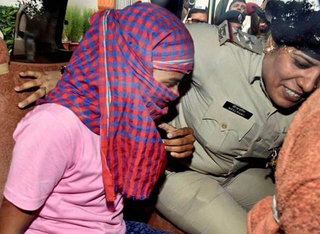 စာမေးပွဲ လိမ်လည် ဖြေဆိုခဲ့မှုဖြင့် ဖမ်းဆီးခံခဲ့ရသည့် အိန္ဒိယ မိန်းကလေးအား တွေ့ရစဉ် (ဓာတ်ပုံ- အင်တာနက်)