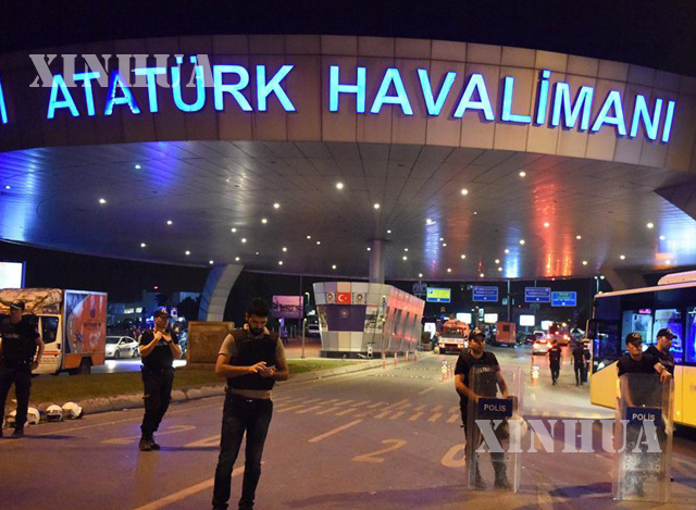 ဗုံးပေါက်ကွဲမှု ဖြစ်ပွားခဲ့သည့် Ataturk လေဆိပ်၌ လုံခြုံရေး တပ်ဖွဲ့ဝင်များ တာဝန် ထမ်းဆောင်နေစဉ် (ဆင်ဟွာ)