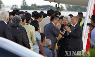 ကမ္ဘောဒီးယားနိုင်ငံ ဘုရင် Norodom Sihamoniအား ဖနွမ်းပင် အပြည်ပြည်ဆိုင်ရာ လေဆိပ်၌ ၂၀၁၄ ခုနှစ် စက်တင်ဘာလ ကတွေ့ရစဉ် (ဆင်ဟွာ)