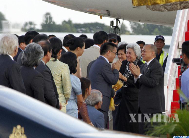 ကမ္ဘောဒီးယားနိုင်ငံ ဘုရင် Norodom Sihamoniအား ဖနွမ်းပင် အပြည်ပြည်ဆိုင်ရာ လေဆိပ်၌ ၂၀၁၄ ခုနှစ် စက်တင်ဘာလ ကတွေ့ရစဉ် (ဆင်ဟွာ)