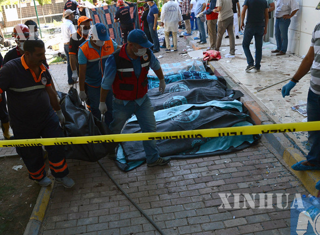 တူရကီလေဆိပ် ဗုံးပေါက်ကွဲမှုတွင် သေဆုံးသွားသူများအား တူရကီ တာဝန်ရှိသူများက သယ်ဆောင်လာစဉ် (ဆင်ဟွာ)