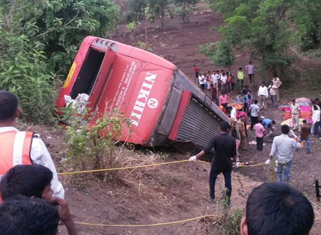 မွမ်ဘိုင်းအဝေးပြေးလမ်းမတွင် တိမ်းမှောက်သွားသော ဘတ်စ်ကားအားတွေ့ရစဉ်(ဓာတ်ပုံ-အင်တာနက်)