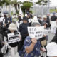 ဂျပန်နိုင်ငံ အိုကီနာဝါကျွန်းပေါ်တွင် အသက် ၂ဝ အရွယ် ဂျပန် အမျိုးသမီးတစ်ဦး မုဒိန်းကျင့် သတ်ဖြတ် ခံရပြီးနောက်တွင် အမေရိကန် စစ်အခြေစိုက်စခန်းအား ကန့်ကွက် ဆန္ဒပြနေကြစဉ် (ဆင်ဟွာ)