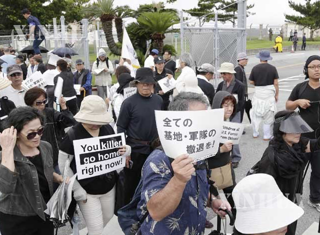 ဂျပန်နိုင်ငံ အိုကီနာဝါကျွန်းပေါ်တွင် အသက် ၂ဝ အရွယ် ဂျပန် အမျိုးသမီးတစ်ဦး မုဒိန်းကျင့် သတ်ဖြတ် ခံရပြီးနောက်တွင် အမေရိကန် စစ်အခြေစိုက်စခန်းအား ကန့်ကွက် ဆန္ဒပြနေကြစဉ် (ဆင်ဟွာ)