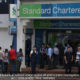 စင်ကာပူနိုင်ငံ Holland Village ရှိ Standard Chartered ဘဏ်ခွဲအား လုံခြုံရေး စစ်ဆေးနေစဉ် (ဓာတ်ပုံ-အင်တာနက်)