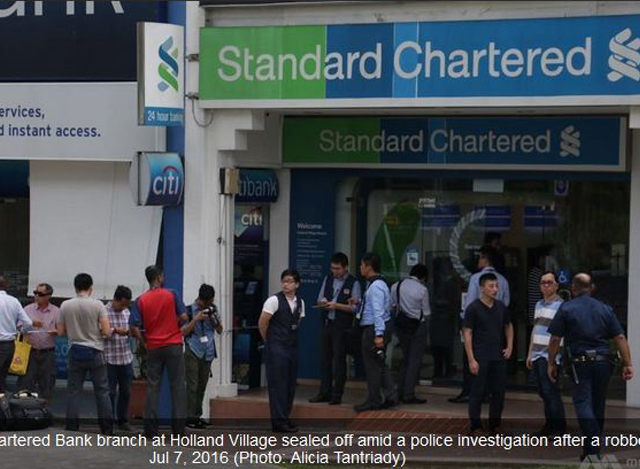 စင်ကာပူနိုင်ငံ Holland Village ရှိ Standard Chartered ဘဏ်ခွဲအား လုံခြုံရေး စစ်ဆေးနေစဉ် (ဓာတ်ပုံ-အင်တာနက်)