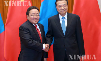 တရုတ် ဝန်ကြီးချုပ် လီခဲ့ချန် (ယာ) နှင့် မွန်ဂိုးလီးယား သမ္မတ Miyegombo Enkhbold (ဝဲ) တို့အား တွေ့ရစဉ် (ဆင်ဟွာ)
