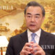 တရုတ် နိုင်ငံခြားရေးဝန်ကြီး ဝမ်ရိ အား အင်တာဗျူး တစ်ခုတွင် မြင်တွေ့ရစဉ် (ဆင်ဟွာ)