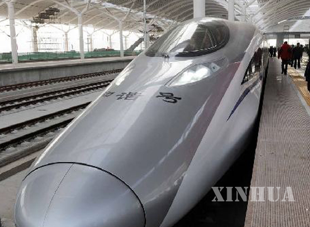 တရုတ် မြန်နှုန်းမြင့် ကျည်ဆန်ရထားတစ်စင်းအား ဘူတာရုံတစ်ခု၌ တွေ့မြင်ရစဉ် (ဆင်ဟွာ)