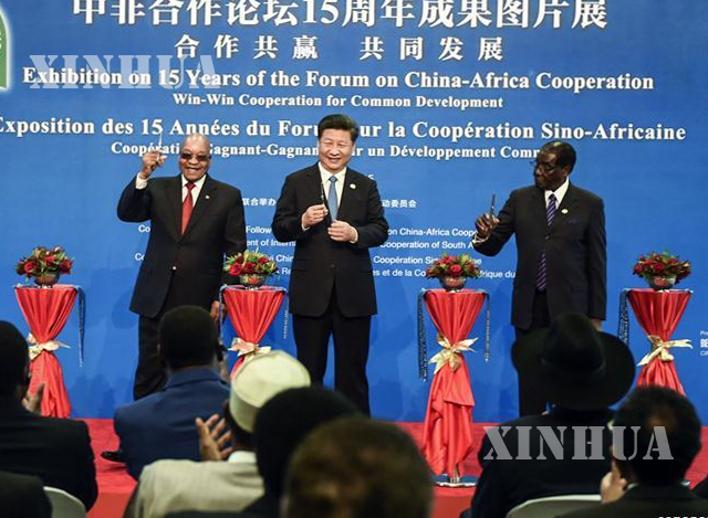 ၂၀၁၅ ခုနှစ် ဒီဇင်ဘာလတွင် ပြုလုပ်ခဲ့သည့် တရုတ်- အာဖရိက ပူးပေါင်းဆောင်ရွက်မှု ဖိုရမ် (FOCAC) ၌ တရုတ် သမ္မတ ရှီကျင့်ဖိန် (လယ်)၊ တောင်အာဖရိက သမ္မတ ဂျက်ကော့ဘ် ဇူးမား (ဝဲ) နှင့် ဇင်ဘာဘွေ သမ္မတ ရောဘတ် မူဂါဘီ (ယာ) တို့အား တွေ့ရစဉ် (ဆင်ဟွာ)