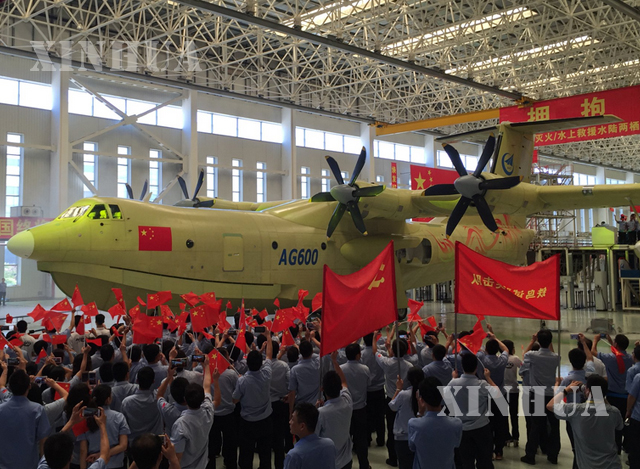 တရုတ်နိုင်ငံထုတ် ကုန်း၊ ရေ နှစ်တန်သွားနိုင်သည့် လေယာဉ် AG600 ထုတ်အား တွေ့ရစဉ် (ဆင်ဟွာ)