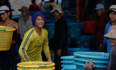 ထိုင်းနိုင်ငံတွင် အလုပ်လုပ်ကိုင်နေသည့် အလုပ်သမားများအား တွေ့ရစဉ် (ဓာတ်ပုံ-အင်တာနက်)