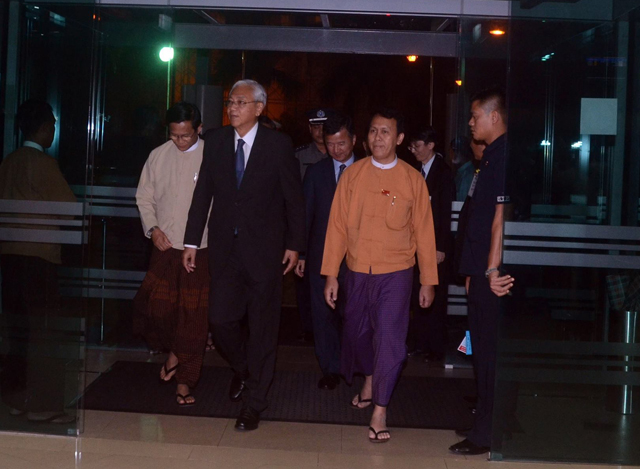 နိုင်ငံတော်သမ္မတ ဦးထင်ကျော် မွန်ဂိုလီးယားနိုင်ငံသို့ သွားရောက်ရန် ရန်ကုန်လေဆိပ်တွင် တွေ့ရစဉ် (ဓာတ်ပုံ-Myanmar President Office)