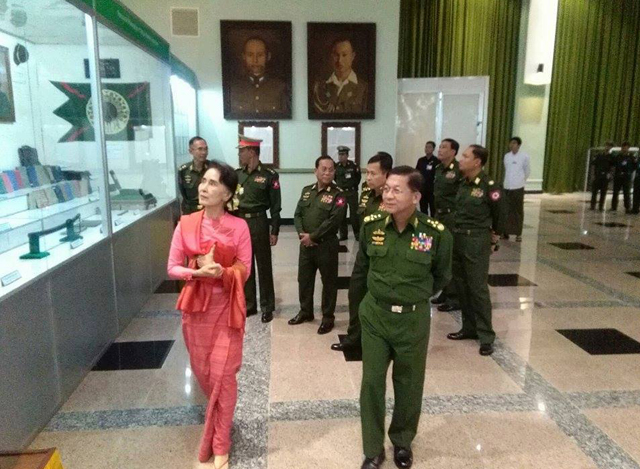 တပ်မတော် စစ်သမိုင်းပြတိုက်သို့ နိုင်ငံတော်၏အတိုင်ပင်ခံ ပုဂ္ဂိုလ်နှင့် တပ်မတော် ကာကွယ်ရေး ဦးစီးချုပ် တို့ သွားရောက် လေ့လာနေမှုအား တွေ့ရစဉ် (ဓာတ်ပုံ- Senior General Min Aung Hlaing Facebook)