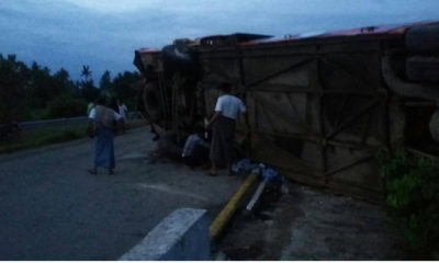 ရန်ကုန်-မန္တလေး အမြန်လမ်းမကြီးပေါ်၌ ယာဉ်တိမ်းမှောက်မှုအား တွေ့ရစဉ် (ဓာတ်ပုံ- အမြန်လမ်း ရဲတပ်ဖွဲ့)