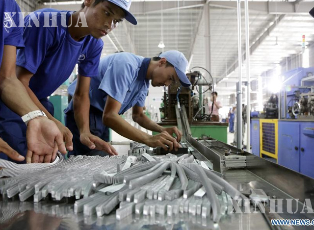 သီလဝါ စက်မှုဇုန်ရှိ စက်ရုံ အလုပ်သမားများအား တွေ့ရစဉ်(ဓာတ်ပုံ-ဆင်ဟွာ)
