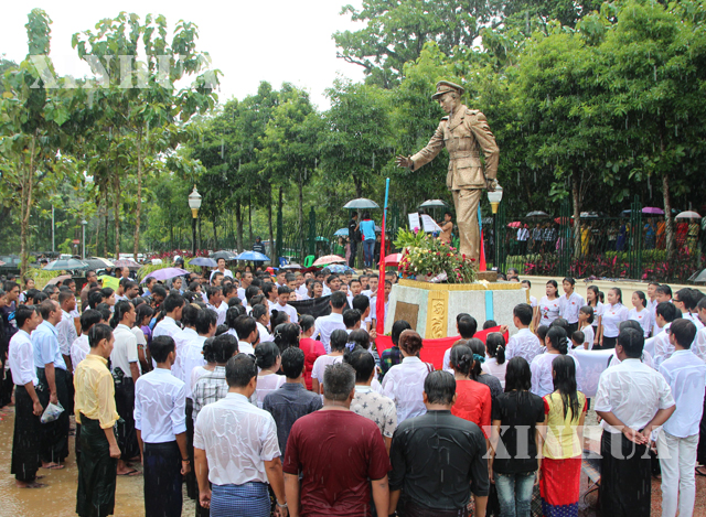 အာဇာနည်နေ့တွင် ဗိုလ်ချုပ်ကြေးရုပ်သို့ ပြည်သူအများ လာရောက်ဂါရဝပြုနေကြစဉ် (ဆင်ဟွာ)