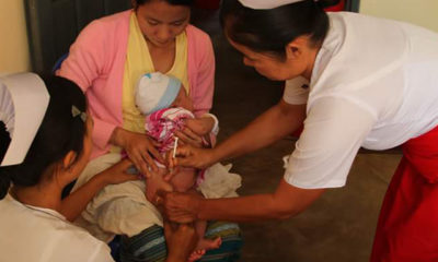 ကလေးငယ်တစ်ဦးအား ကာကွယ်ဆေး ထိုးပေးနေစဉ် (ဓာတ်ပုံ - Unicef Myanmar)