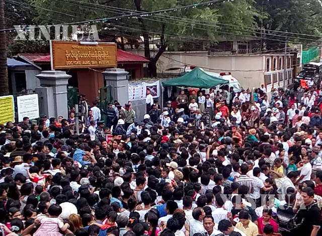 အာဇာနည်နေ့တွင် ရန်ကုန်မြို့ရှိ ဗိုလ်ချုပ်အောင်ဆန်း ပြတိုက်သို့လာရောက် လေ့လာသူ များအား တွေ့ရစဉ် (ဆင်ဟွာ)