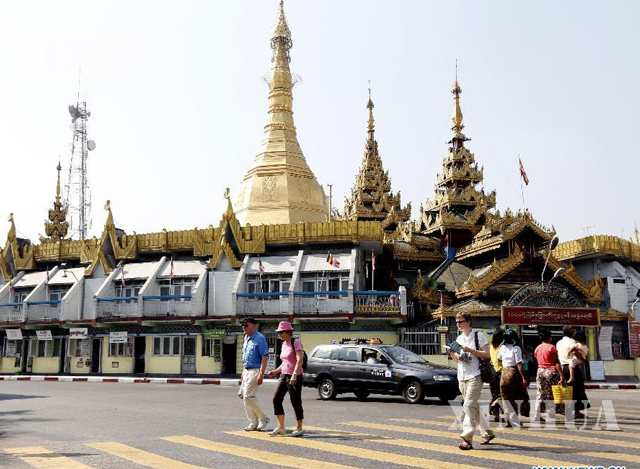 ရန်ကုန်မြို့အတွင်း ကမ္ဘာလှည့် ခရီးသွားများကို တွေ့ရစဉ် (ဆင်ဟွာ)