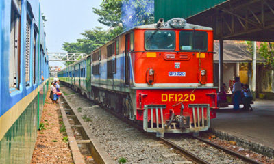 ရန်ကုန်မြို့တွင်း ပြေးဆွဲနေသော မြို့ပတ်ရထား တစ်စီးအား တွေ့ရစဉ် (ဓာတ်ပုံ-မြဝတီ)