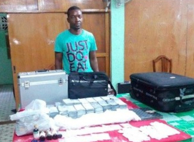 ဒေါ်လာအတုပြုလုပ်သော လိုက်ဘေးရီးယားနိုင်ငံသားကို ဖမ်းဆီးရမိသော ပစ္စည်းများနှင့် အတူတွေ့ရစဉ် (ဓာတ်ပုံ-ဒဂုံမြို့နယ်ရဲစခန်း)