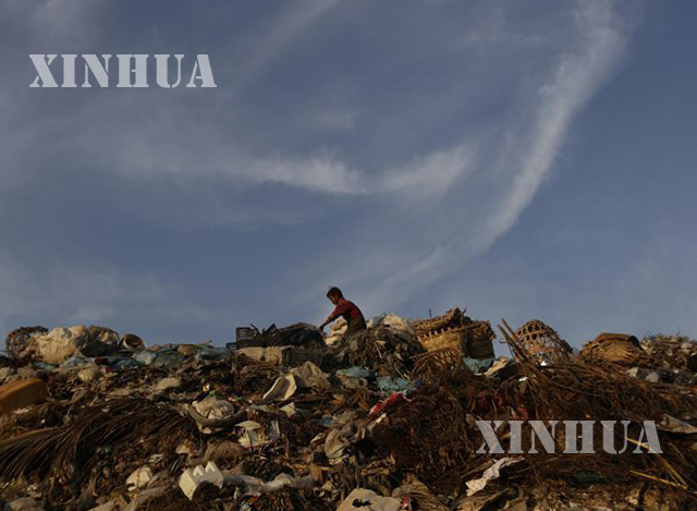 ရန်ကုန်မြို့တွင်းတစ်နေရာရှိ စွန့်ပစ်အမှိုက်များကို တွေ့ရစဉ် (ဆင်ဟွာ)