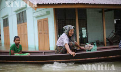 မန္တလေးတိုင်းဒေသကြီး ပုသိမ်ကြီးမြို့နယ်တွင်း မြစ်ရေမြင့်တက်မှုကြောင့် လှေဖြင့်သွားလာနေရစဉ် (ဓာတ်ပုံ- ဆင်ဟွာ)