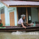 မန္တလေးတိုင်းဒေသကြီး ပုသိမ်ကြီးမြို့နယ်တွင်း မြစ်ရေမြင့်တက်မှုကြောင့် လှေဖြင့်သွားလာနေရစဉ် (ဓာတ်ပုံ- ဆင်ဟွာ)