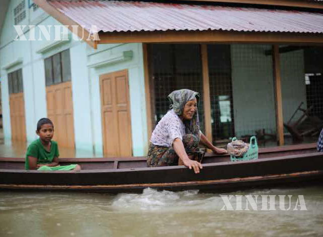 မန္တလေးတိုင်းဒေသကြီး ပုသိမ်ကြီးမြို့နယ်တွင်း မြစ်ရေမြင့်တက်မှုကြောင့် လှေဖြင့်သွားလာနေရစဉ် (ဓာတ်ပုံ- ဆင်ဟွာ)