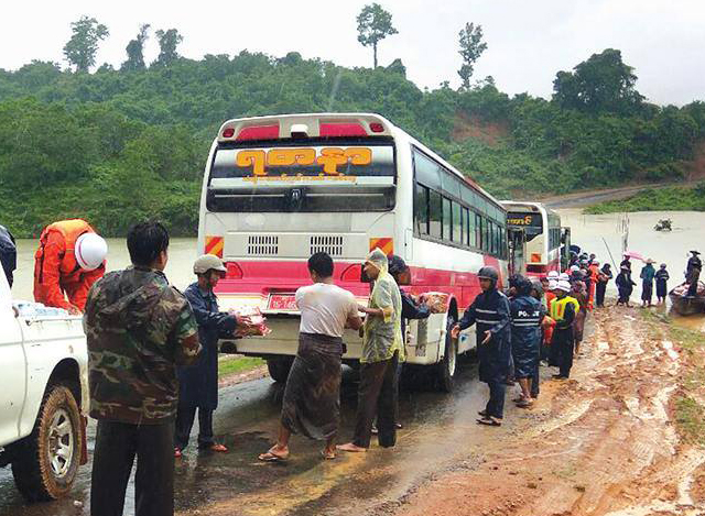 ရခိုင်ပြည်နယ်အတွင်း ရေကြီးမှုကြောင့် လမ်းများ ရေကျော်ကာ ပိတ်ဆို့မှုဖြစ်နေစဉ် (ဓာတ်ပုံ-MOI)