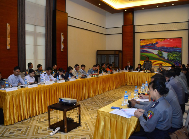 မြန်မာနိုင်ငံရဲတပ်ဖွဲ့နှင့် ကုလသမဂ္ဂ မူးယစ်ဆေးဝါး နှင့် မှုခင်း ဆိုင်ရာ ရုံး (UNODC) တို့ ပူးပေါင်း ကျင်းပသည့် အစည်းအဝေး ကျင်းပ ပြုလုပ်စဉ် (ဓာတ်ပုံ-ရဲဇာနည်)