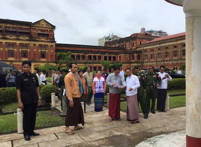 ရန်ကုန်မြို့ရှိ ဝန်ကြီးများရုံး ၌ အာဇာနည်နေ့ အတွက် ပြင်ဆင်ထားမှုများအား ကြည့်ရှုနေစဉ် (ဓာတ်ပုံ-ဦးဖြိုးမင်းသိန်း Facebook)