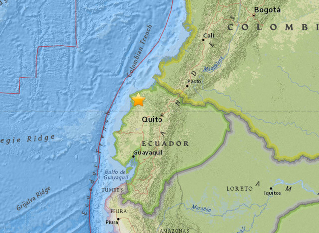 အီကွေဒေါ အနောက်မြောက် ကမ်းခြေရှိ ငလျင် လှုပ်ခတ်သွားသောနေရာပြ မြေပုံအား တွေ့စဉ် (ဓာတ်ပုံ-အင်တာနက်)