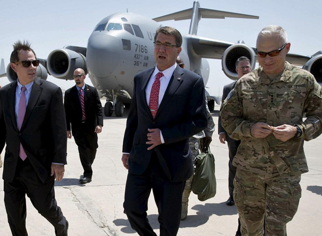 အီရတ်သို့ ရောက်ရှိလာသော အမေရိကန် ကာကွယ်ရေးဝန်ကြီး Ashton Carter အား တွေ့ရစဉ် (ဓာတ်ပုံ-အင်တာနက်)