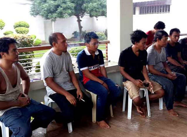 ဇွန်လ ၂၀ ရက်က အဘူဆာရက်ဖ် အဖွဲ့က ပြန်လည်လွတ်မြောက်လာသည့် အင်ဒိုနီးရှား သင်္ဘောသားများအား တွေ့ရစဉ် (ဓာတ်ပုံ- အင်တာနက်)