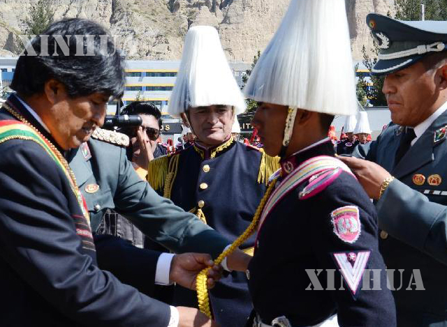 ၁၂၃ ကြိမ်မြောက် ဘိုလီးဗီးယား စစ်ပညာသင် ကောလိပ် ကျောင်းဆင်းပွဲတွင် သမ္မတ Evo Morales အား တွေ့ရစဉ် (ဆင်ဟွာ)