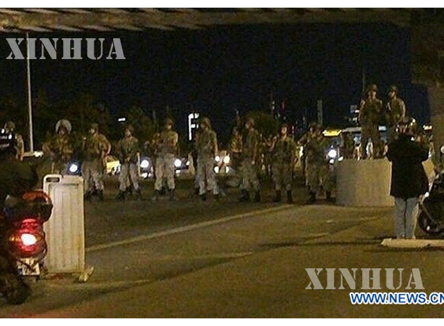 တူရကီနို်င်ငံ အစ္စတန်ဘူလ်ရှိ တံတား တစ်စင်းပေါ်၌ လုံခြုံရေးအဖွဲ့ဝင်များအား တွေ့ရစဉ် (ဆင်ဟွာ)