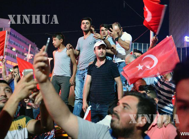 အာဏာသိမ်းမှု ကျရှုံးသွားပြီးနောက် တူရကီနိုင်ငံသားများ အောင်ပွဲခံနေစဉ် (ဆင်ဟွာ)