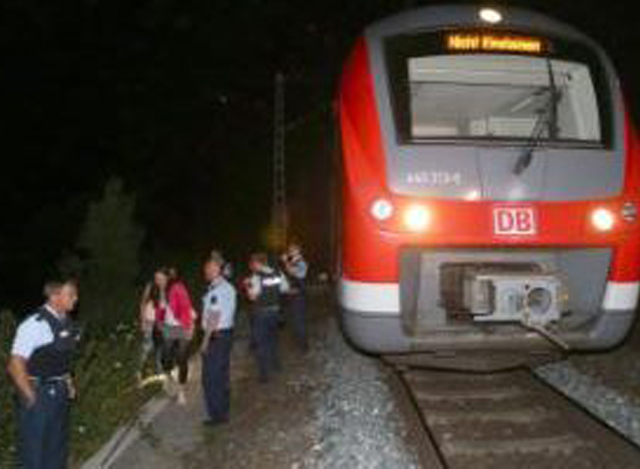 အခင်းဖြစ်ရထားအား လုံခြုံရေး တပ်ဖွဲ့ဝင်များက စစ်ဆေးနေစဉ် (ဓာတ်ပုံ-အင်တာနက်)