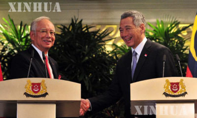 မလေးရှားဝန်ကြီးချုပ် နာဂျစ် ရာဇတ် နှင့် စင်ကာပူ ဝန်ကြီးချုပ် လီရှန်လုံးတို့အား သတင်းစာ ရှင်းလင်းပွဲတစ်ခု၌ တွေ့ရစဉ် (ဆင်ဟွာ)